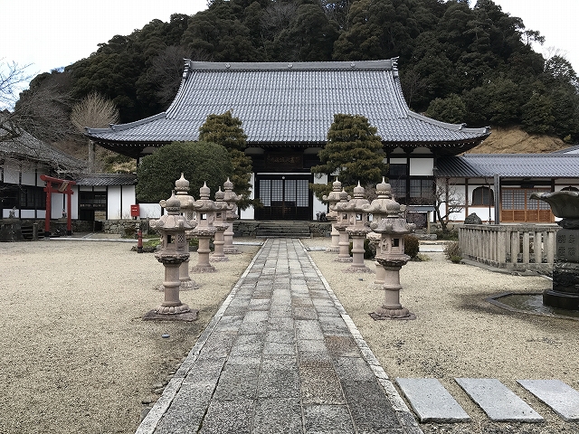 妙応寺　本堂と境内