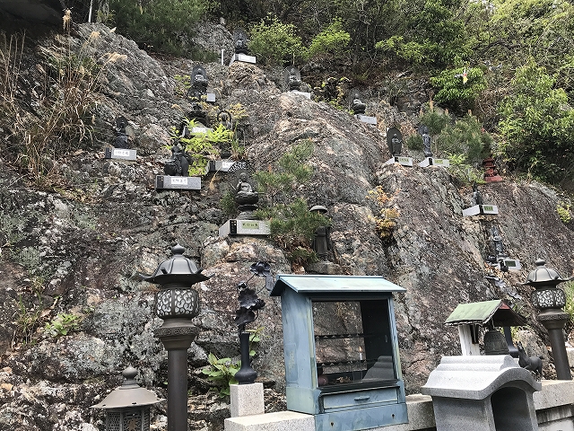 弘峰寺　岩肌の仏像