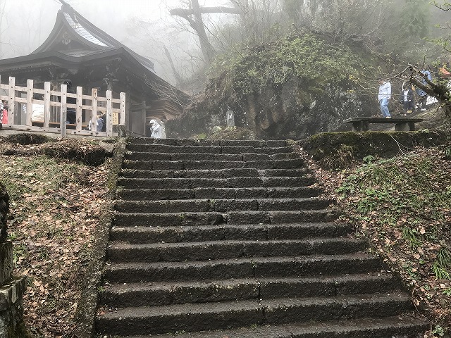 戸隠神社 九頭龍社　社殿前階段