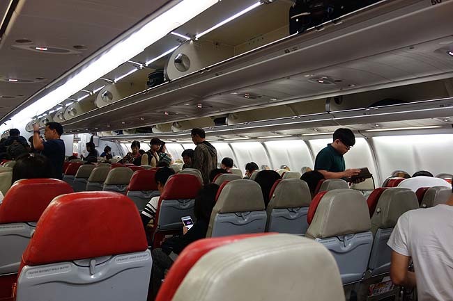 タイ・ドンムアン空港から日本・新千歳空港へのエアアジア直行便に乗り込む♪あれが香港の灯だ！
