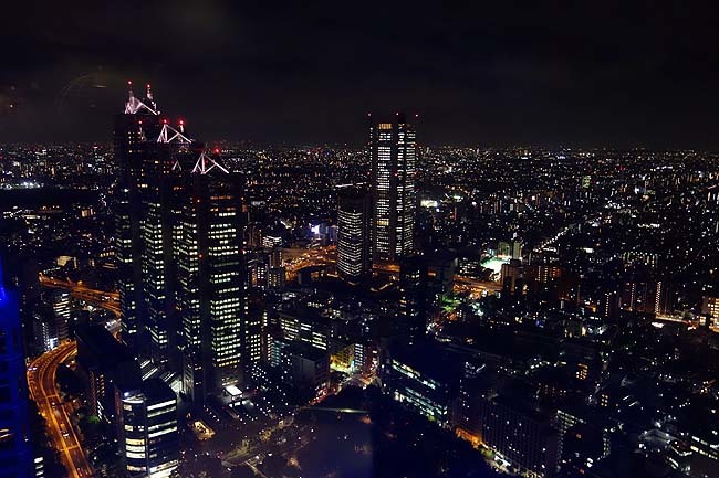 まだまだ新宿徘徊は続きます♪その最後を飾るのは都庁からの夜景で〆ますか